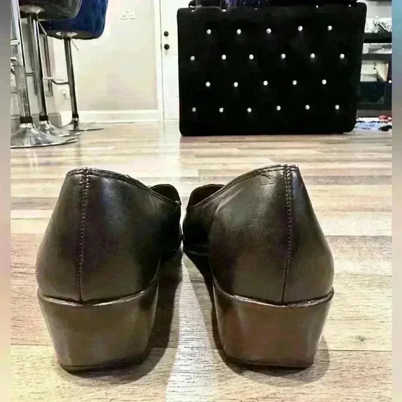 A2 size 9 Pre-owned worn few times - Picture 3 of 4